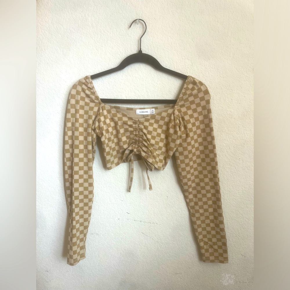 Super cropped, long sleeve, checkered shirt! This is a super darling shirt!